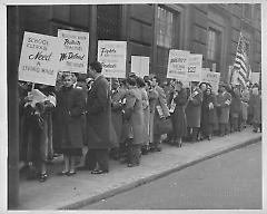 [Teachers demonstrating for higher salaries]