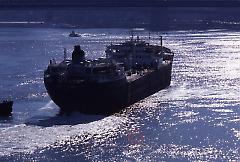 [Small tanker leaving the Brooklyn Navy Yard]