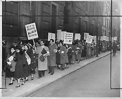 [Teachers demonstrating for higher salaries]