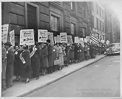 [Teachers demonstrating for higher salaries]