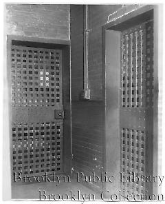 Detention pen entrances
