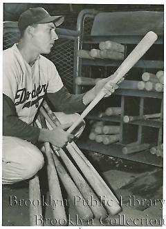 [Gil Hodges examining bat]