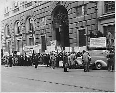 [Teachers demonstrating for higher salaries]