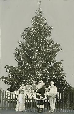 [Christmas tree at Loeser's department store]