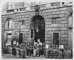 [Teachers demonstrating for higher salaries]