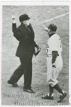 [Charlie Dressen arguing with umpire]