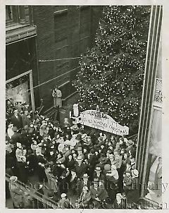[Crowd in front of Christmas tree at Loeser's department store]