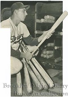 [Gil Hodges examining bat]