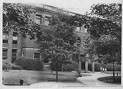 [Four pedestrians in front of Pratt Institute Library]