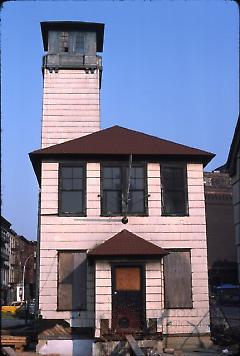 [Fulton Ferry Fireboat House as a derelict building]