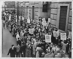 [Teachers demonstrating for higher salaries]