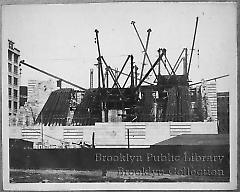 [Manhattan Bridge under construction]